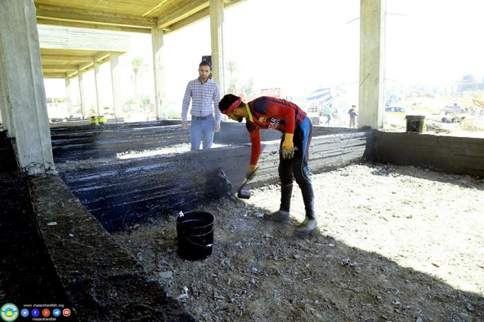 وضع مادة (القير) على سطح بناية الصحيات الخارجية