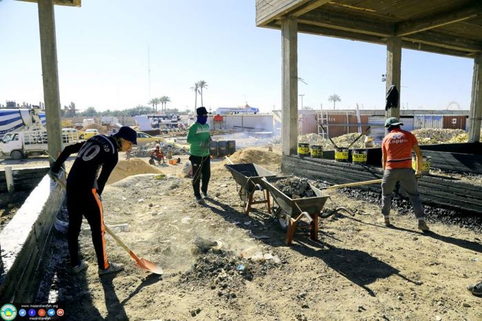 وضع مادة (القير) على سطح بناية الصحيات الخارجية