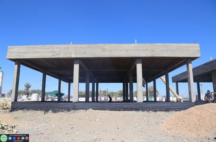 وضع مادة (القير) على سطح بناية الصحيات الخارجية