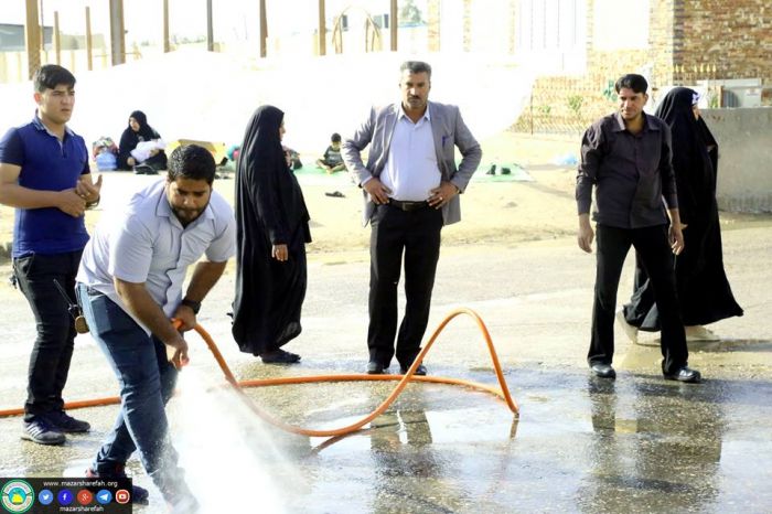 باشرت الكوادر العامة بحملة تنظيف واسعة شملت غسل الشوارع المؤدية للحرم المطهر و المحيطه به