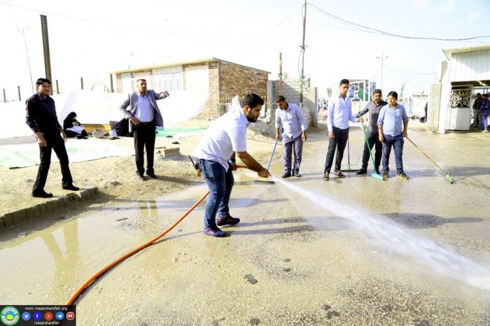 باشرت الكوادر العامة بحملة تنظيف واسعة شملت غسل الشوارع المؤدية للحرم المطهر و المحيطه به