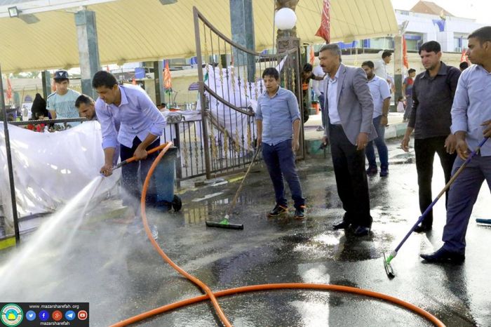 باشرت الكوادر العامة بحملة تنظيف واسعة شملت غسل الشوارع المؤدية للحرم المطهر و المحيطه به
