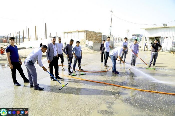 باشرت الكوادر العامة بحملة تنظيف واسعة شملت غسل الشوارع المؤدية للحرم المطهر و المحيطه به