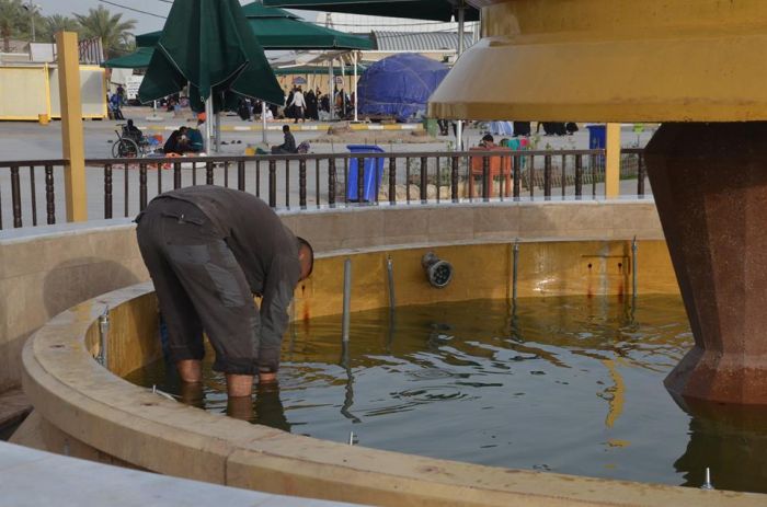 جانب من أعمال شعبة الصيانة في مزار العلوية شريفة بنت الإمام الحسن المجتبى(عليهما السلام)،