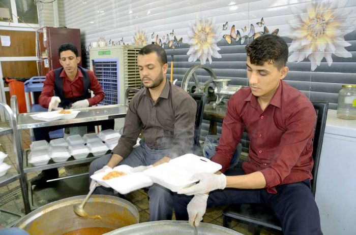 كريم آل محمد الإمام السَّبط الحَسن المجتبى (سلامُ الله تعالى عَليه) يستضيف زائرين أبنته السيدة المظلومة : شريفة (سلامُ الله عليها).