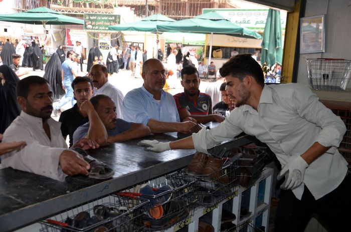 خدامٌ كرام يتفانون في تقديم أفضل الخدمات للزائرين الكرام صباحاً ومساءاً عند حضرة طبيبة المعلولين وقاضية حاجات الطالبين سيدتنا ومولاتنا العلوية الطاهرة
