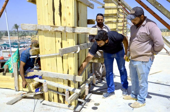 تسليح ألأعمدة ووضع القالب الخشبي الحاملة للقبة الشريفة من سقف الحرم المطهر.