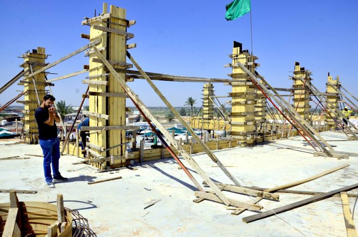 تسليح ألأعمدة ووضع القالب الخشبي الحاملة للقبة الشريفة من سقف الحرم المطهر.