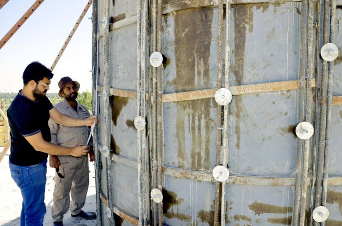 تسليح ألأعمدة ووضع القالب الخشبي الحاملة للقبة الشريفة من سقف الحرم المطهر.