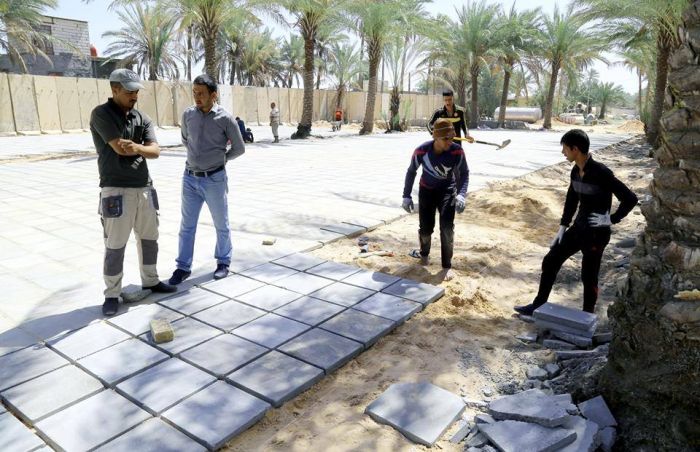 تطبيق أرضية صحن السيدة أم البنين (عليها السلام) الجديد ، وتأتي هذه الأعمال ضمن مشروع التوسعة المباركة للمزار الشريف
