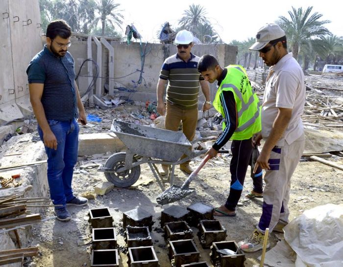 صب الأعمدة الحاملة للقبة الشريفة من سقف الحرم المطهر.