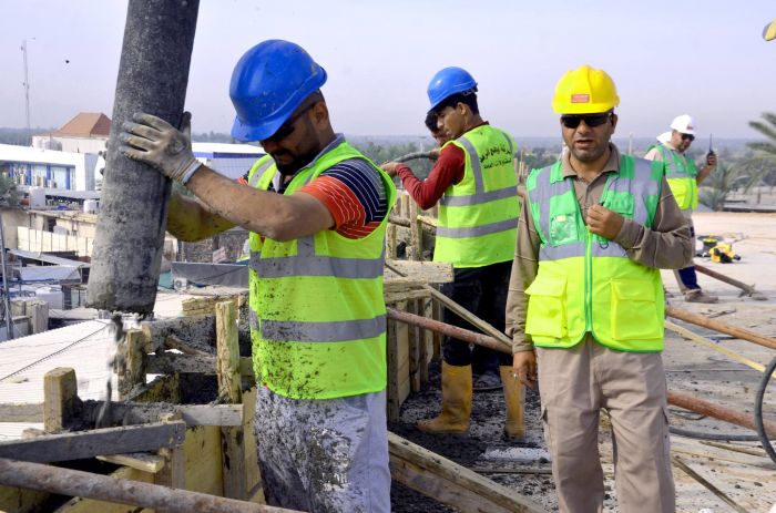 صب الأعمدة الحاملة للقبة الشريفة من سقف الحرم المطهر.