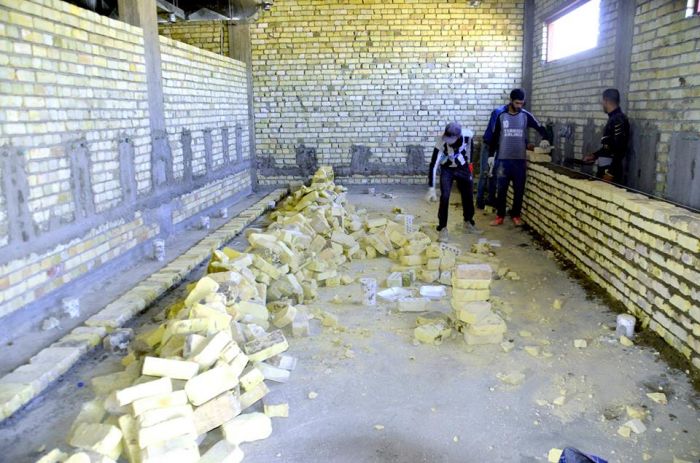 تتواصل الأعمال في بناية الصحيات الخارجية ، حيث بوشر العمل ببناء مغاسل الوضوء و لبخ الجدار الثاني الخارجي وتجهيز البناية بالمياه .