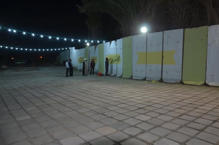الكوادر الخدمية في المزار الشريف تواصل عملها بتهيئة صحن أم البنين (ع) خدمة للزائرين الكرام