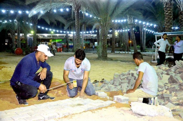 الكوادر الخدمية في المزار الشريف تواصل عملها بتهيئة صحن أم البنين (ع) خدمة للزائرين الكرام
