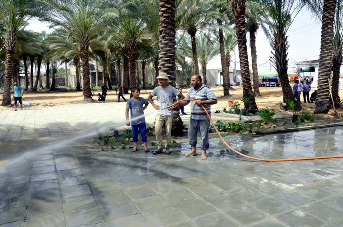 الكوادر الخدمية في المزار الشريف تواصل عملها بتهيئة صحن أم البنين (ع) خدمة للزائرين الكرام