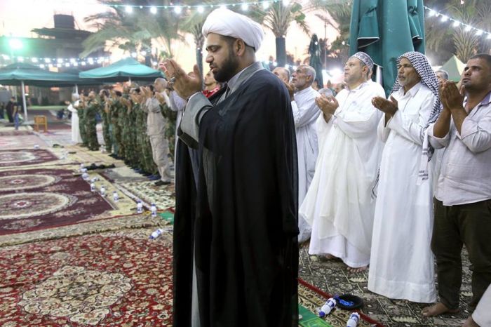 صلاة الجماعة العِبادية في الصحن الشريف لمزار العلوية شريفة بنت الإمامُ الحَسن المُجتبى (عليهما السلام )