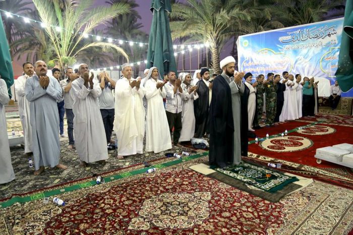 صلاة الجماعة العِبادية في الصحن الشريف لمزار العلوية شريفة بنت الإمامُ الحَسن المُجتبى (عليهما السلام )