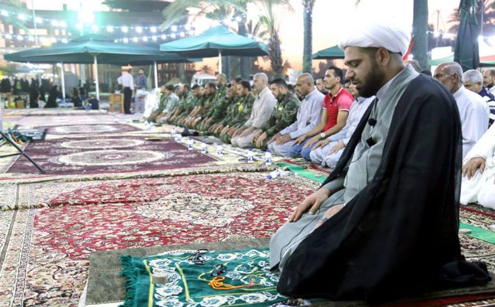 صلاة الجماعة العِبادية في الصحن الشريف لمزار العلوية شريفة بنت الإمامُ الحَسن المُجتبى (عليهما السلام )