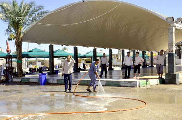 باشرت الكَوادر العَامة بحَملة تنَظيف واسعة شَملت غَسل الشَوارع المؤدية للحَرم المُطهر و المُحيطه به .