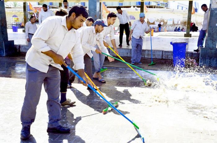 باشرت الكَوادر العَامة بحَملة تنَظيف واسعة شَملت غَسل الشَوارع المؤدية للحَرم المُطهر و المُحيطه به .
