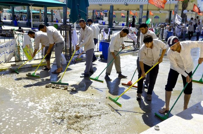 باشرت الكَوادر العَامة بحَملة تنَظيف واسعة شَملت غَسل الشَوارع المؤدية للحَرم المُطهر و المُحيطه به .