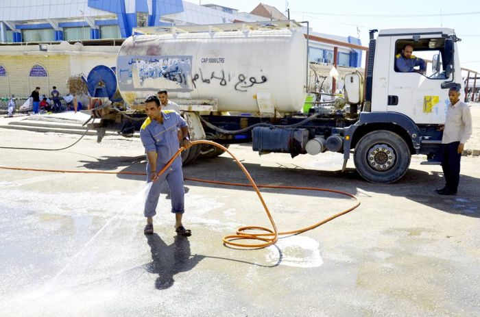 باشرت الكَوادر العَامة بحَملة تنَظيف واسعة شَملت غَسل الشَوارع المؤدية للحَرم المُطهر و المُحيطه به .