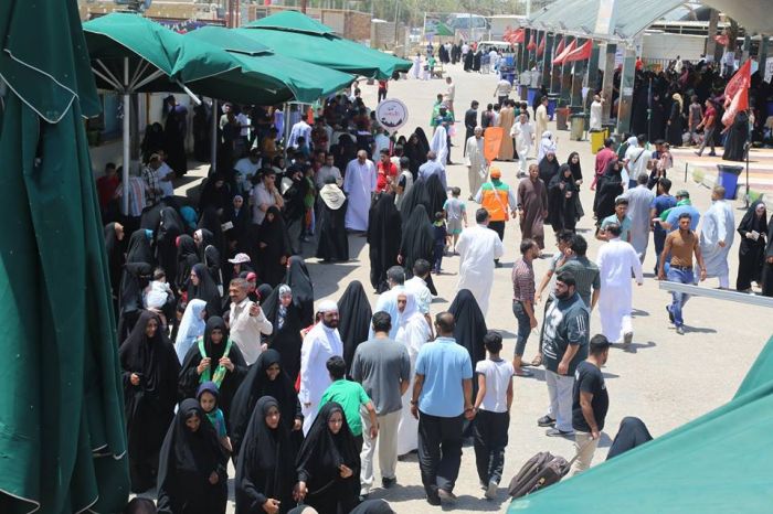 يتهافت المؤمنون على قبرها الشريف تهافت الفرش على الزهور ، أنها قاضية حاجات الطالبين وطبيبة المعلولين مولاتنا وشفيعتنا السيدة شريفة بنت الإمام الحسن ال