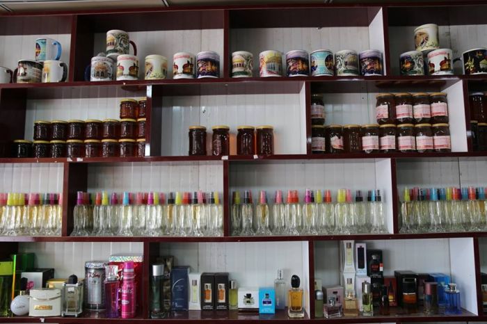 مركز التبركات في مرقد العلوية شريفة بنت الامام الحسن المجتبى (ع)