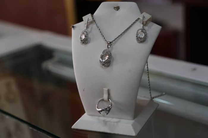 مركز التبركات في مرقد العلوية شريفة بنت الامام الحسن المجتبى (ع)