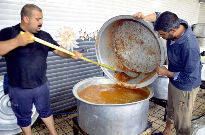 كريم آل محمد الإمام السَّبط الحَسن المجتبى (سلامُ الله تعالى عَليه) يستضيف زائرين أبنته السيدة المظلومة : شريفة (سلامُ الله عليها)