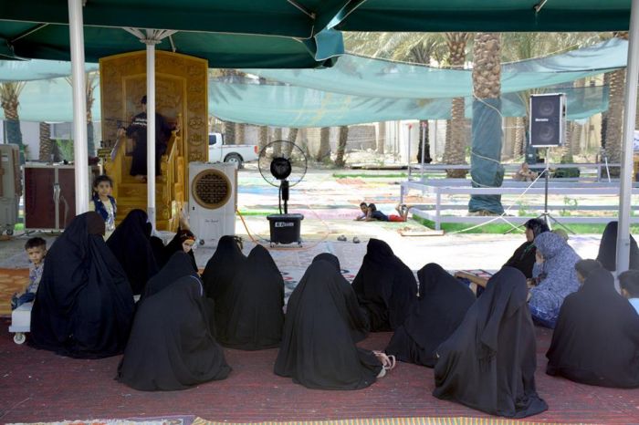 جمع من المؤمنين والمؤمنات يقيمون مجلس حسيني في صحن السيدة ام البنين (عليها السلام) في مرقد العلوية الطاهرة الشريفة بنت الامام الحسن المجتبى(عليهما الس