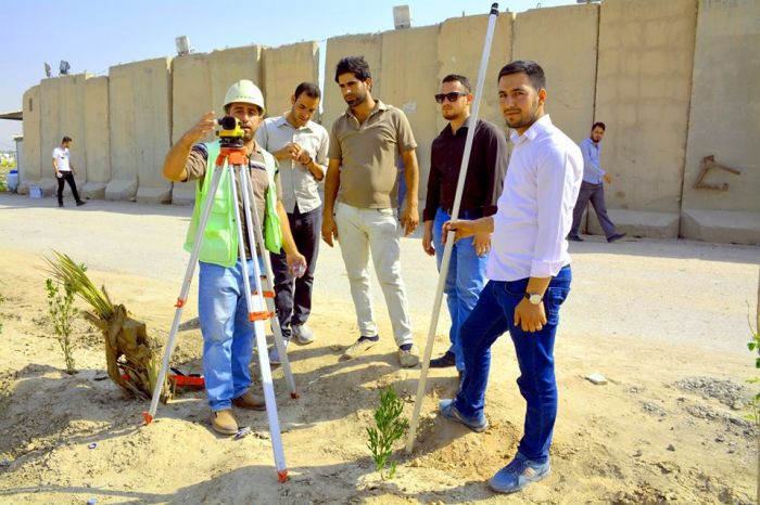 باشرة وحدة التشجير والزينة التابعة للأمانة الخاصة لمرقد العلوية الطاهرة شريفة بنت الامام الحسن المجتبى(عليهما السلام)