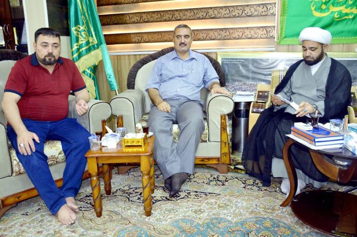 كرم وفد من مؤسسة الشهداء الامين الخاص لمرقد العلوية شريفة بنت الإمام الحسن علية السلآم سماحة الشيخ رؤوف الفتلاوي بشهادة شكر وتقدير