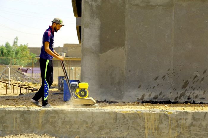 حدل مادة السبيس وتهيئة الارضية لعمل ممرات الصحيات الجديدة .