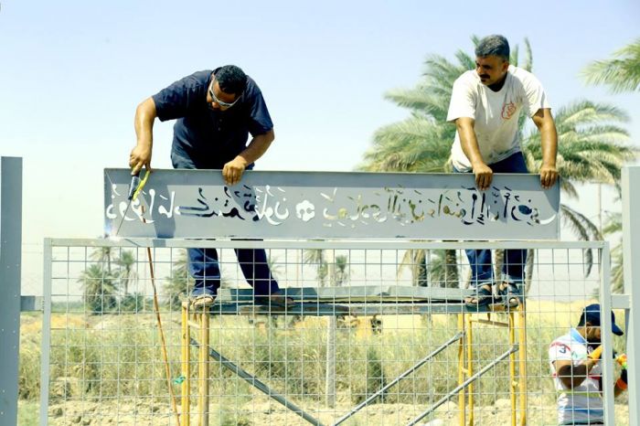 آيات مباركة تزين السياج الحديدي الخارجي للصحن الشريف