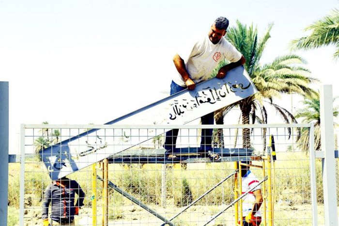 آيات مباركة تزين السياج الحديدي الخارجي للصحن الشريف