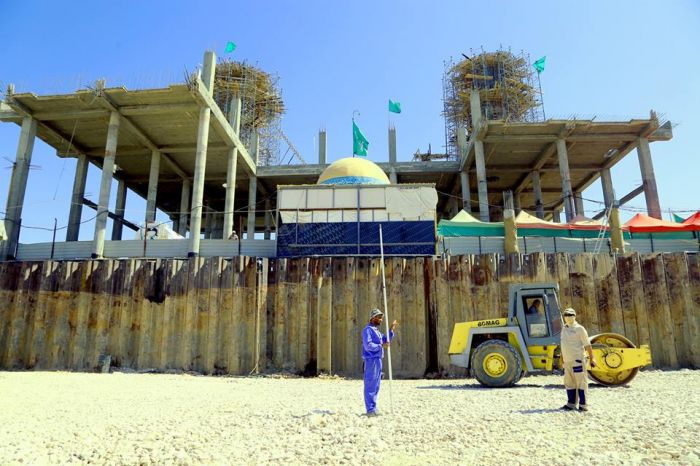 وضع مادة الجلمود وحدلها تمهيدا لصبها بأرضية السرداب ومن المؤمل ان يخفف هذا السرداب من زخم الزائرين الوافدين الى المرقد الطاهر.