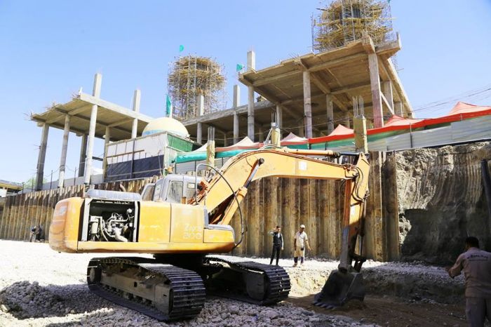 وضع مادة الجلمود وحدلها تمهيدا لصبها بأرضية السرداب ومن المؤمل ان يخفف هذا السرداب من زخم الزائرين الوافدين الى المرقد الطاهر.