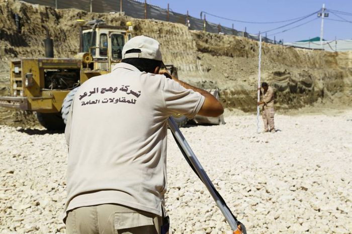 وضع مادة الجلمود وحدلها تمهيدا لصبها بأرضية السرداب ومن المؤمل ان يخفف هذا السرداب من زخم الزائرين الوافدين الى المرقد الطاهر.