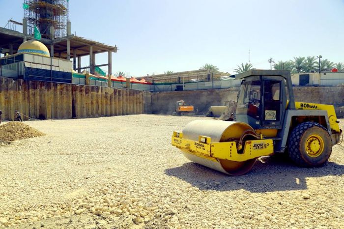 وضع مادة الجلمود وحدلها تمهيدا لصبها بأرضية السرداب ومن المؤمل ان يخفف هذا السرداب من زخم الزائرين الوافدين الى المرقد الطاهر.