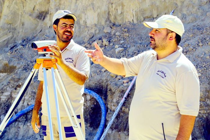 وضع مادة الجلمود وحدلها تمهيدا لصبها بأرضية السرداب ومن المؤمل ان يخفف هذا السرداب من زخم الزائرين الوافدين الى المرقد الطاهر.