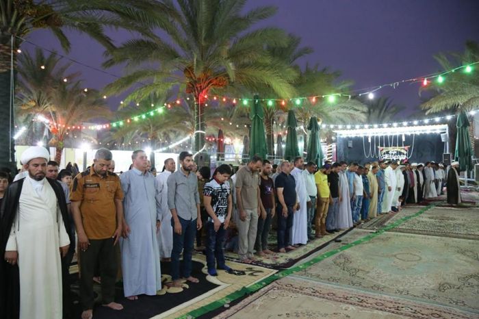 صلاة الجماعة العِبادية في الصحن الشريف لمرقد العلوية شريفة بنت الإمامُ الحَسن المُجتبى (عليهما السلام )