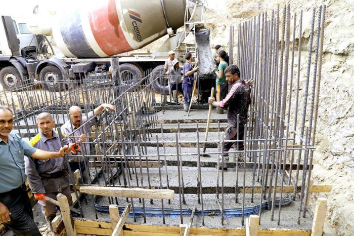صب أرضية السلالم والمصاعد الكهربائية في سرداب السيدة نرجس خاتون (عليها السلام) الجديد.