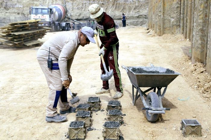 صب أرضية السلالم والمصاعد الكهربائية في سرداب السيدة نرجس خاتون (عليها السلام) الجديد.