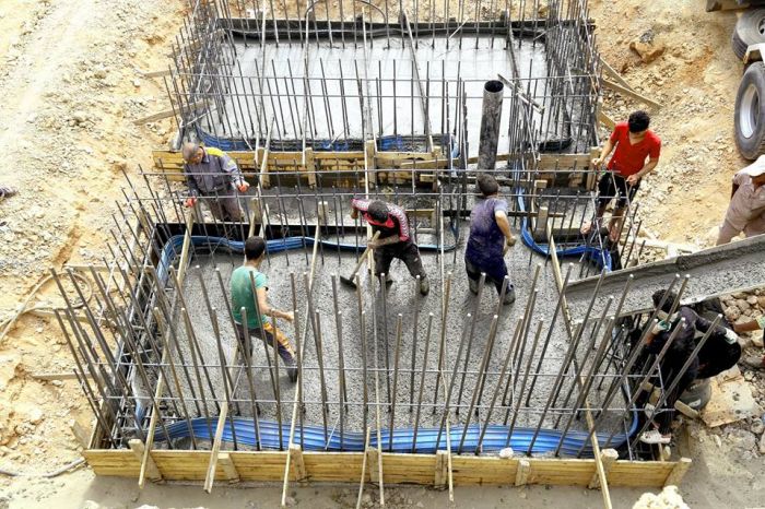 صب أرضية السلالم والمصاعد الكهربائية في سرداب السيدة نرجس خاتون (عليها السلام) الجديد.