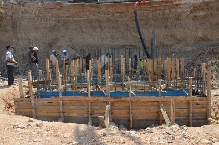 صب جدران المصاعد الكهربائية وقاعدة السلالم في سرداب السيدة نرجس خاتون (عليها السلام) الجديد.