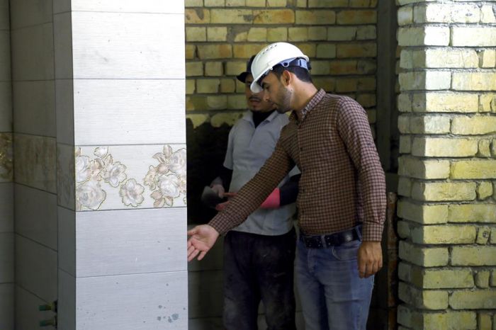تستمر الأعمال في بناية الصحيات الخارجية ، حيث شارفت اعمال تغليف الجدران الداخلية بمادة (السيراميك ) على الأنتهاء
