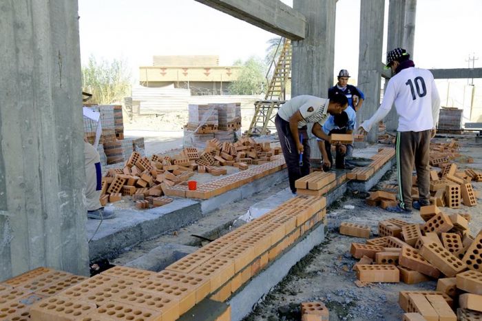 تواصل شركة وهج الرعد العراقية أعمالها؛ حيث يتواصل العمل ببناء جدران الحرم الشريف .