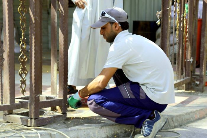 جانب من أعمال شعبة الصيانة في مزار العلوية شريفة بنت الإمام الحسن المجتبى(عليهما السلام)،